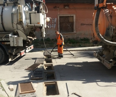 У Тернополі почистили решітки та колектор на ще одній вулиці (фотофакт)