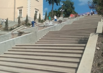 В рамках ремонту сходів біля фонтану “Сходи Гронського” влаштовують сходинки та підвходинки