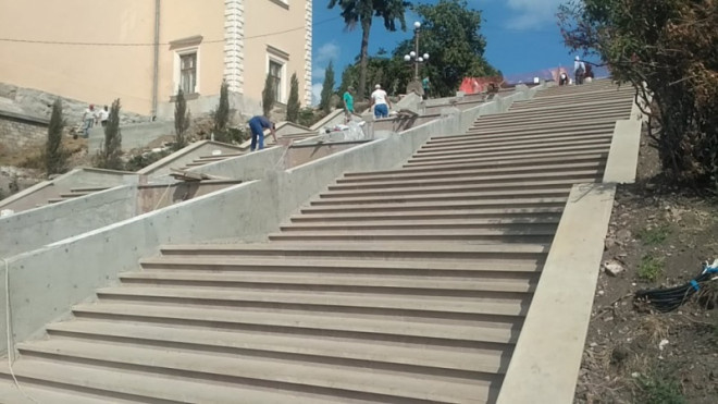 В рамках ремонту сходів біля фонтану “Сходи Гронського” влаштовують сходинки та підвходинки