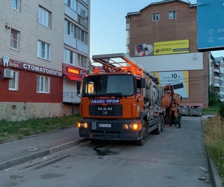 Понад 5000 метрів труб ливневової каналізації очистили у Тернополі