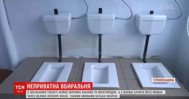 “Без унітазів, дверей та перегородок”, – батьки дітей на Тернопільщині вражені вбиральнею у школі