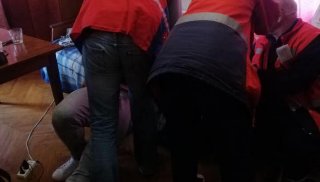 У Тернополі чоловік впав у кому. Для порятунку треба було вибивати двері