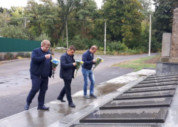 Делегація з Тернопільщини вшанувала жертв Чортківської тюрми в Умані
