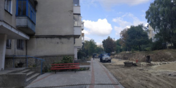 Капітальний ремонт двору на Чалдаєва у Тернополі триває