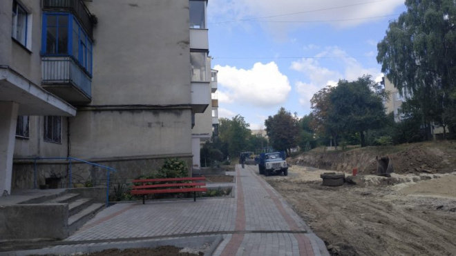 Капітальний ремонт двору на Чалдаєва у Тернополі триває