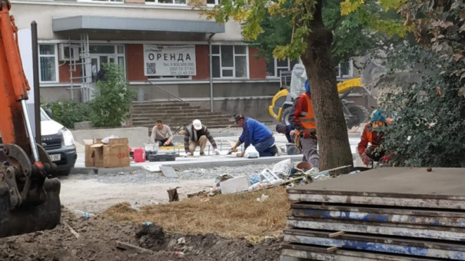 Фонтан у центрі Тернополя починають облаштовувати плиткою