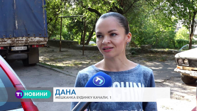 На вул. Качали у Тернополі жителі змушені придумувати методи, як вигнати з своєї території водіїв