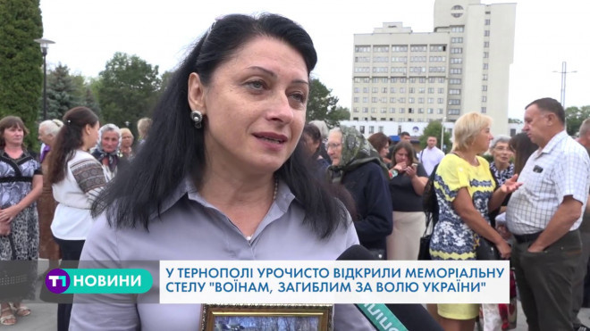 Оркестр, квіти кольору державного стягу та сльози на очах: у Тернополі відкрили стелу Героям