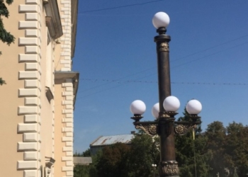 Біля сходів «Сльози Гронського» оновили вуличне освітлення