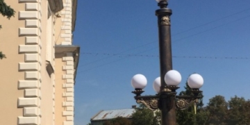 Біля сходів «Сльози Гронського» оновили вуличне освітлення