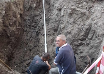 У дворі на Коновальця у Тернополы провели заміну водопроводу