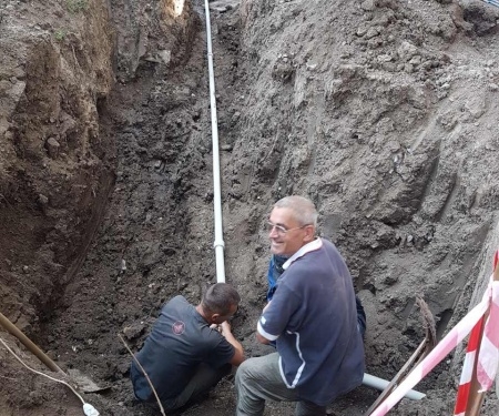 У дворі на Коновальця у Тернополы провели заміну водопроводу