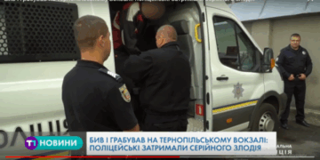 Поліцейські Тернополя піймали чоловіка, який на вокзалі грабував людей