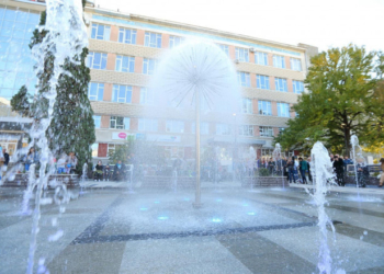 У Тернополі відкрили новий громадський простір біля Головпоштамту та оновлений фонтан «Кульбаба»