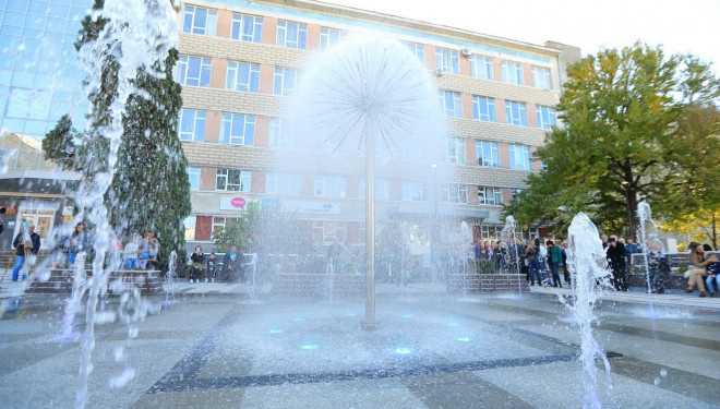 У Тернополі відкрили новий громадський простір біля Головпоштамту та оновлений фонтан «Кульбаба»