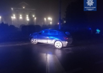 Nissan Qashqai у Тернополі влетів у загорожу (фотофакт)