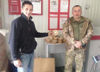Кооператив з Тернопільщини відправив українським воякам 40 кг меду