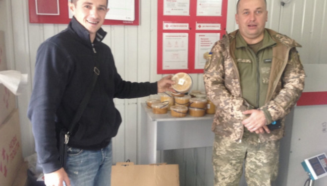 Кооператив з Тернопільщини відправив українським воякам 40 кг меду