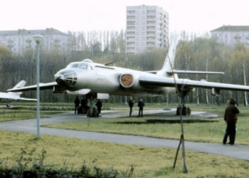 Літаки стояли просто неба в тернопільському парку: у мережу виклали старе фото датоване 1985 роком
