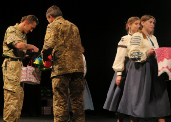 «Насамперед вклоняюся своїм батькам», — захиснику з Тернопільщини Андрію Вакуцу вручили «Лицарський Хрест Добровольця»