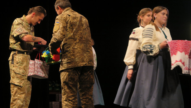 «Насамперед вклоняюся своїм батькам», — захиснику з Тернопільщини Андрію Вакуцу вручили «Лицарський Хрест Добровольця»