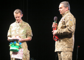 «Насамперед вклоняюся своїм батькам», — захиснику з Тернопільщини Андрію Вакуцу вручили «Лицарський Хрест Добровольця»