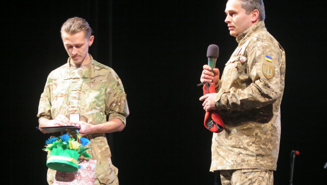 «Насамперед вклоняюся своїм батькам», — захиснику з Тернопільщини Андрію Вакуцу вручили «Лицарський Хрест Добровольця»