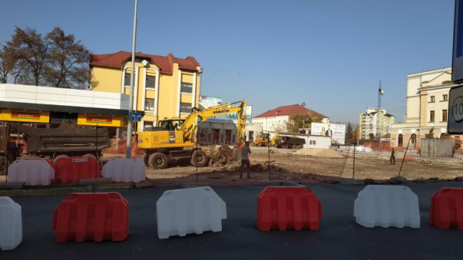 У Тернополі змінюють площу перед залізничним вокзалом (фотофакт)