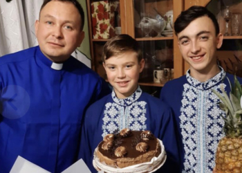 Відомий тернопільський священник усиновив хлопчика-сироту
