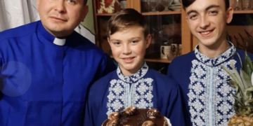 Відомий тернопільський священник усиновив хлопчика-сироту