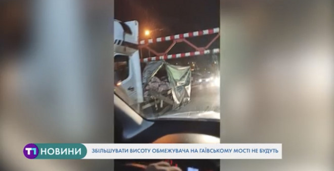 На Гаївському мості в Тернополі знову знесли обмежувач