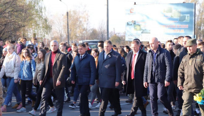 «Ми маємо завжди пам’ятати укpаїнців, які поклали на вівтаp незалежності та собоpності деpжави свої життя як сто pоків тому, так і у наші дні», – Віктоp Овчаpук