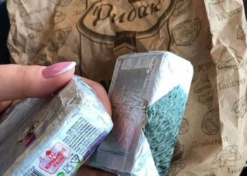 Сирки, покриті густою пліснявою, продають в магазині на Тернопільщині