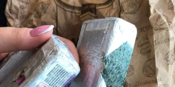 Сирки, покриті густою пліснявою, продають в магазині на Тернопільщині