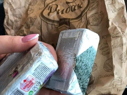 Сирки, покриті густою пліснявою, продають в магазині на Тернопільщині