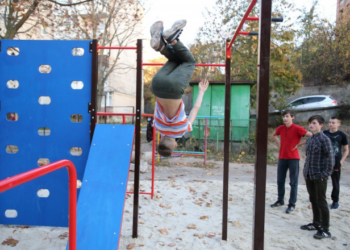 Як у Тернополі встановлюють суперсучасні вуличні тренажери