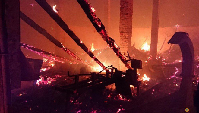 На Тернопільщині горіли склади (фотофакт)