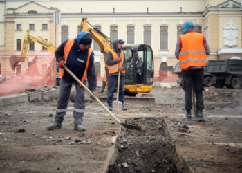 Що роблять на Привокзальній площі Тернополя (фотофакт)