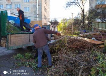 Тернополяни вкотре під своїми вікнами роблять стихійне сміттєзвалище (фотофакт)