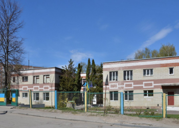 Тернопільська класична гімназія з новою огорожею