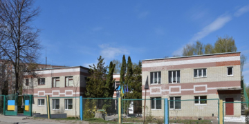 Тернопільська класична гімназія з новою огорожею