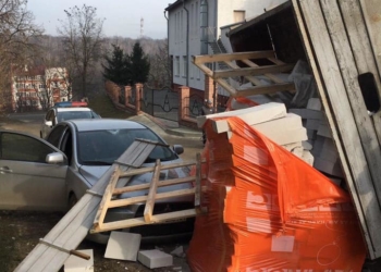 У Тернополі через помилку водія автомобіль засипало будівельним матеріалом
