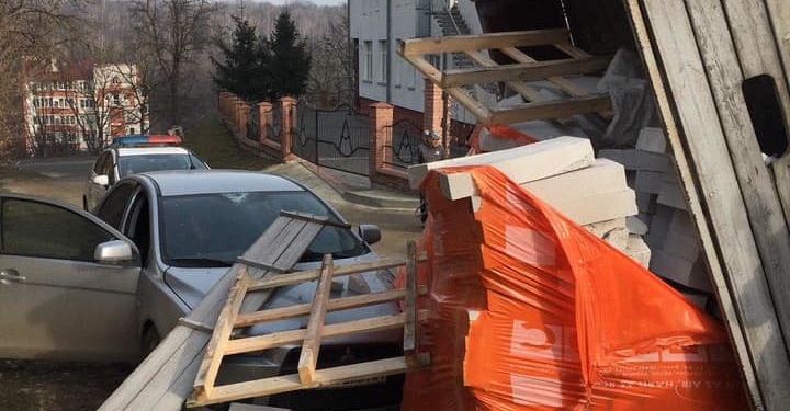 У Тернополі через помилку водія автомобіль засипало будівельним матеріалом