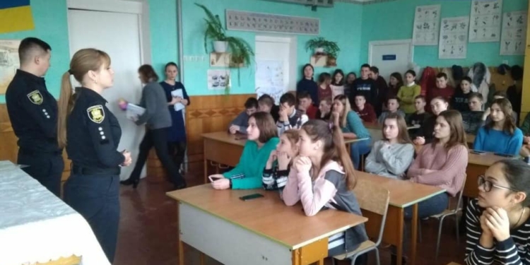 Патрульні Тернопільщини проводили профілактичні заняття з учнями