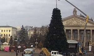 У Тернополі почали демонтовувати ялинку та новорічну ілюмінацію
