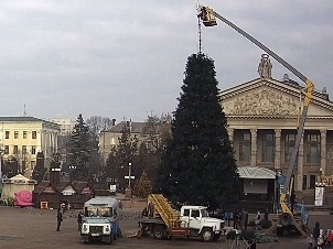 У Тернополі почали демонтовувати ялинку та новорічну ілюмінацію