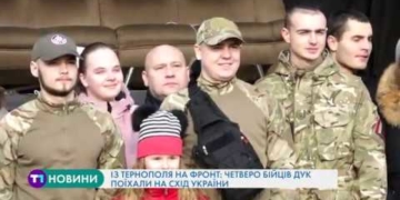 На Театральному майдані Тернополя урочисто провели на схід України добровольців