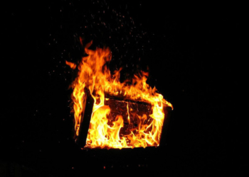 У Тернополі вогнем знищено гараж у приватному секторі