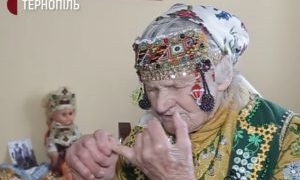 На Тернопільщині довгожителька створила колекцію вишитих костюмів (Відео)