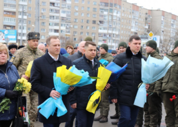 «Дякуємо, що живемо у вільній державі, а не під чоботом російського агресора», – Віктор Овчарук вшанував героїв, які загинули під час оборони Дебальцевого